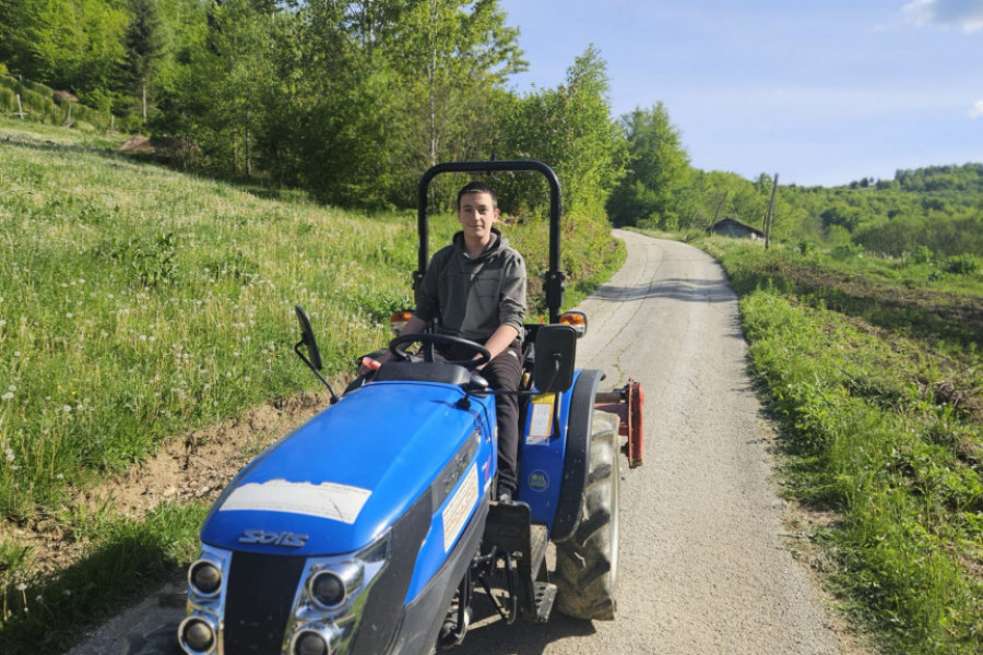 Dečak selu obezbedio asfaltni put