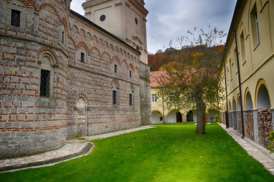 manastir jazak