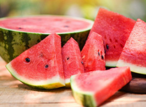 NE POSTOJI BOLJE OSVEŽENJE TOKOM LETNJIH DANA Evo kako da odaberete pravu lubenicu i zašto je ženska slađa od muške?