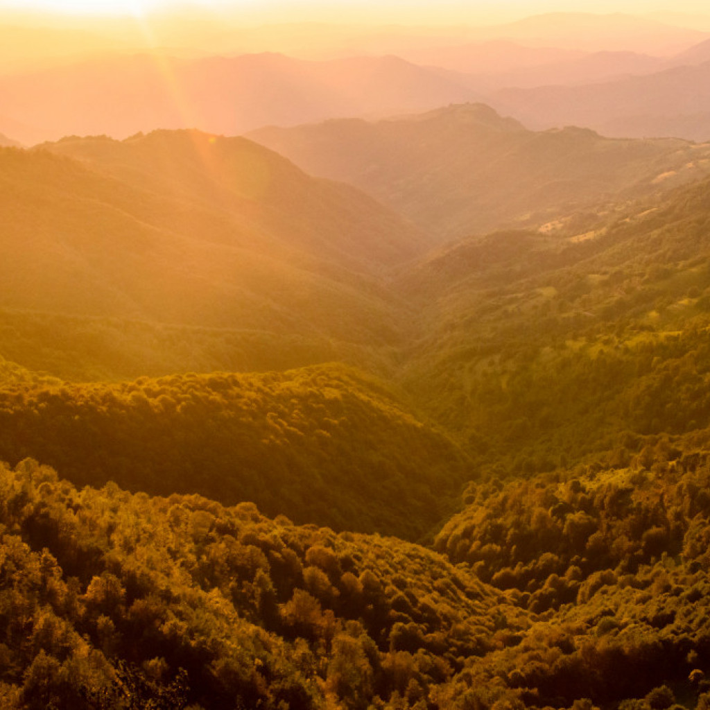 NEISKORIŠĆENI BISER PRIRODE Na obroncima ove planine kriju se brojna sela, izletišta, izvori, vrela, jezera, pećine, manastiri i crkve