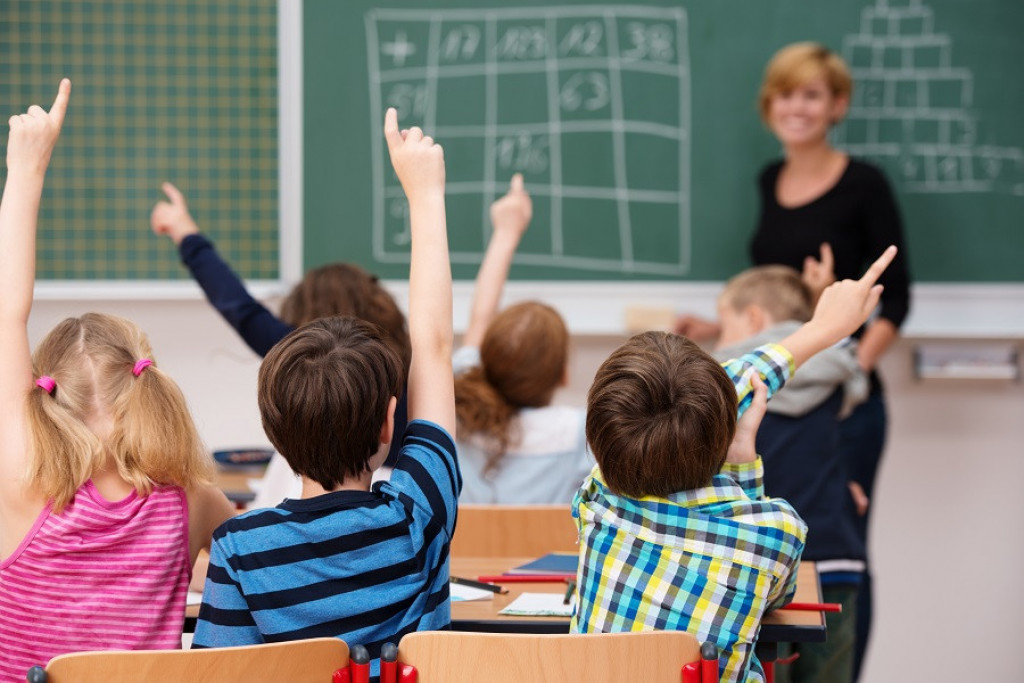 SJAJNA VEST Osnovcima po 10.000 dinara pred početka školske godine