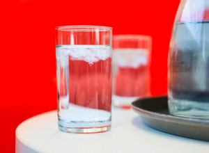 DA LI ČUVATE ČAŠE OKRENUTE NAGORE ILI NADOLE? Postoji samo jedan pravilan način, a stručnjaci su objasnili i zašto je to tako