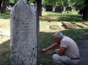 SVEDOČANSTVO ZA PROUČAVANJE SREDNJOVEKOVNE SRBIJE Na mestu gde je despot Stefan Lazarević pao sa konja, podignut je venčački mermerni spomenik