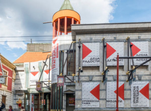 DVE NAIZGLED NEPOVEZANE I UDALJENE ZGRADE Šta je zajedničko jednom londonskom hotelu i beogradskom teatru