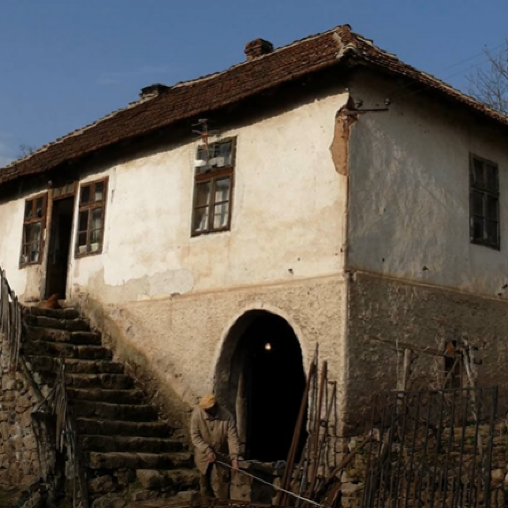 VEKOVI ISKUSTVA I NASLEĐA U MALENOM OBJEKTU Kod srpske kuće pada u oči njena usklađenost sa njenom okolinom