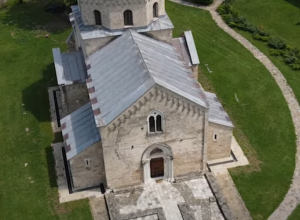 MANASTIR SVETE KRALJICE LOZE NEMANJIĆA "Izabrala je od njih najbolje umetnike hoteći da podignu predivno zdanje"