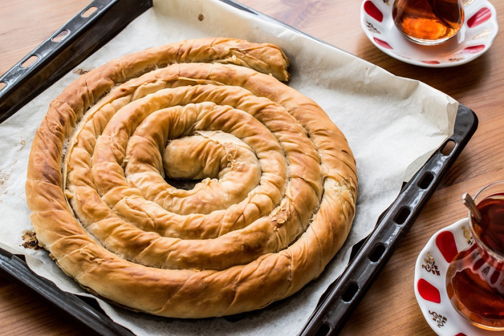 FENOMENALNA DOMAĆA PITA Kako napraviti preukusnu sirnicu od razvučenih kora