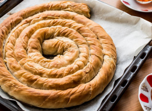 FENOMENALNA DOMAĆA PITA Kako napraviti preukusnu sirnicu od razvučenih kora