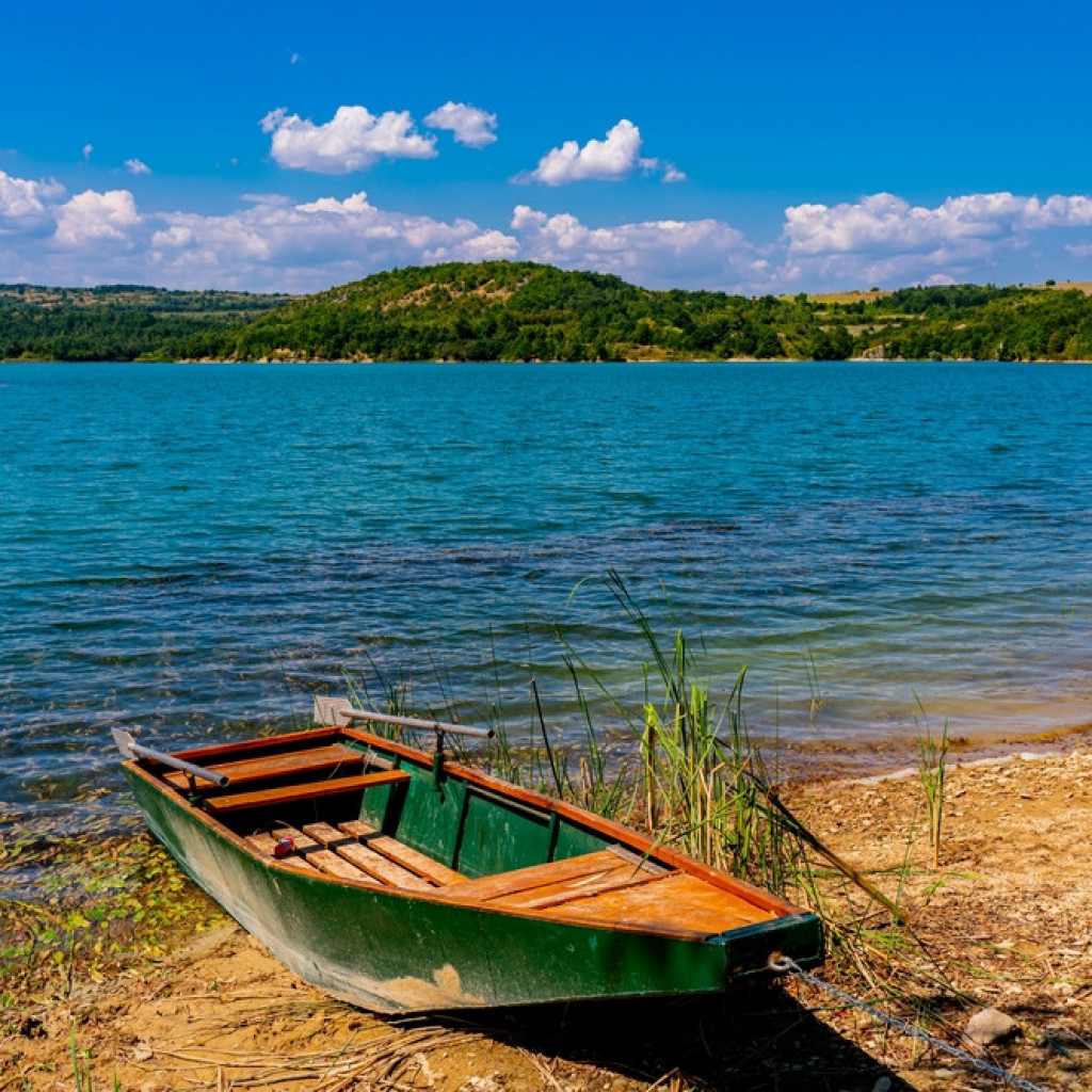 PRELEPO JEZERO ZA KOJE NISTE ČULI Bistra voda bogata ribom predstavlja pravi mali raj za ljubitelje plivanja i ribolova