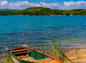PRELEPO JEZERO ZA KOJE NISTE ČULI Bistra voda bogata ribom predstavlja pravi mali raj za ljubitelje plivanja i ribolova
