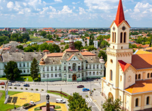 GRAD SA TRI IMENA Prelepi parkovi, arhitektura gradjevina u širokoj glavnoj ulici sa brojnim kafe baštama samo su delić ovog prelepog mesta