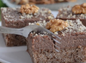 TRADICIONALNI RECEPT NAŠIH BAKA KOJI NE IZLAZI IZ MODE Kolač sa orahom i jogurtom, jedinstven, sočan i najbolji