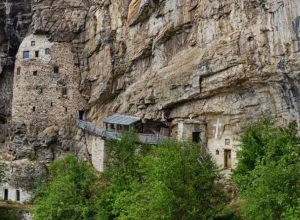 NEVEROVATNA SVETINJA IZGRAĐENA U STENI U kelijama ove isposnice izvesno vreme provodio je Sveti Sava