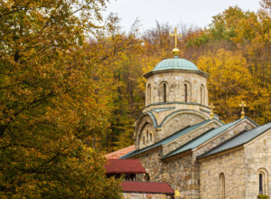 UŠUŠKAN NA OBRONCIMA KOSMAJA Na spoljnom zidu manastira, usled vremenskih prilika pojavio se lik Presvete Bogorodice!