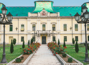 BAROKNI DRAGULJ U SRCU VRŠCA Ovaj velelepni dvor krije mnoge vredne zbirke ikona sakupljenih u Banatu