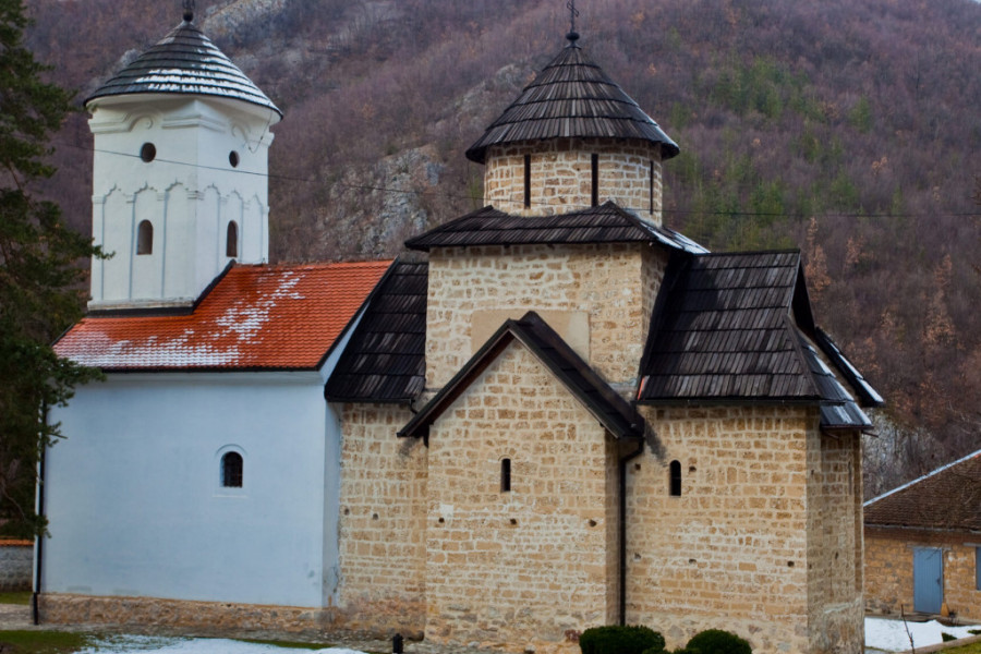 NEOTKRIVENI BISER VALJEVSKOG OKRUGA Da li je kletva koju su izrekla braća kriva za to?