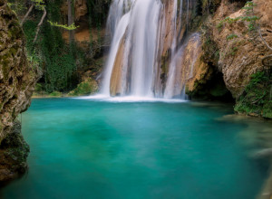 KLADOVSKI SMARAGD I BAJKOVITI PEJZAŽ Skriveni vodopad u Istočnoj Srbiji čija će vas lepota ostaviti bez daha!