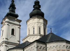 ŽENSKI FRUŠKOGORSKI MANASTIR Ovde počiva poslednji srpski car