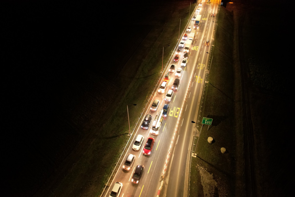 SRBI POČELI DA PRAZNUJU Haos na autoputu Miloš Veliki, kilometarska kolona vozila formirana kod Čačka (FOTO)( VIDEO)