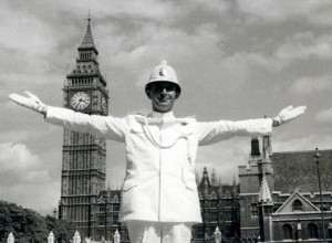 BALETAN SA BEOGRADSKIH ULICA Svojim "plesom" mamio je turiste, čak je regulisao saobraćaj i u Londonu!
