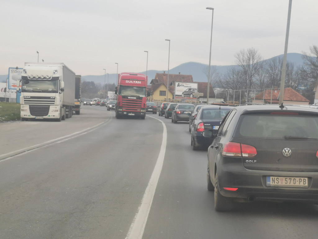 SAOBRAĆAJNI KOLAPS NA OBILAZNICI KOD ČAČKA Formirane kilometarske kolone vozila, zbog blokade Ibarske magistrale sve stoji(FOTO)