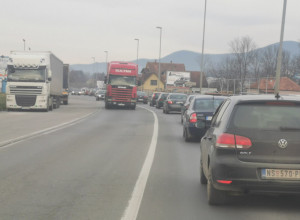 SAOBRAĆAJNI KOLAPS NA OBILAZNICI KOD ČAČKA Formirane kilometarske kolone vozila, zbog blokade Ibarske magistrale sve stoji(FOTO)