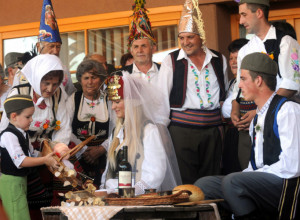 VEKOVIMA JE VAŽILO ZA PRAVILO Najneobičniji tradicionalni običaji čije se sujeverje podmeće mladim mamama