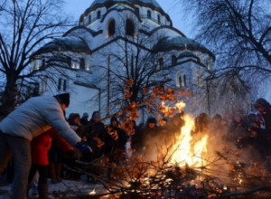 STARI SRPSKI OBIČAJI NA BADNJI DAN I VEČE Šta treba spremiti i zašto voda ima poseban značaj