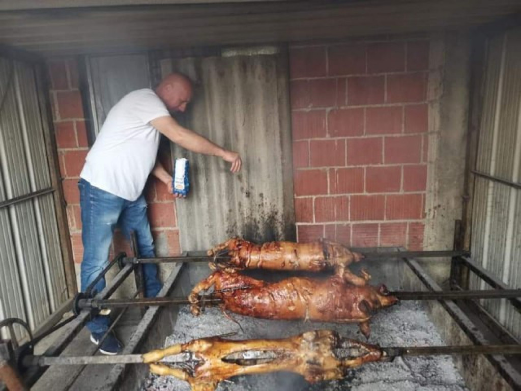 ČAČANIN IZMISLIO FENOMENALNO TAKMIČENJE  Ko pogodi tačnu meru praseta dobija ga kao nagradu, razlog je neverovatan (FOTO)