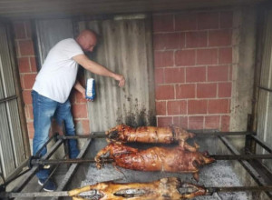 ČAČANIN IZMISLIO FENOMENALNO TAKMIČENJE  Ko pogodi tačnu meru praseta dobija ga kao nagradu, razlog je neverovatan (FOTO)