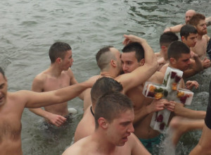 NE ODSTUPA SE OD TRADICIJE I ove godine će najhrabriji na Bogojavljenje zaplivati ledenom Moravom za Časni krst