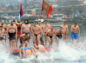 POSTOJI JAKO POSEBAN RAZLOG Da li znate zašto se na Bogojavljenje pliva za časni krst?