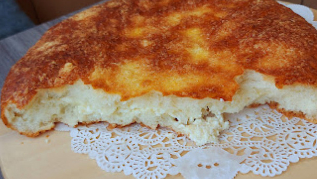 BAKIN RECEPT NA TRADICIONALNI NAČIN Pogača punjena sirom, prava harmonija mirisa i ukusa (VIDEO)