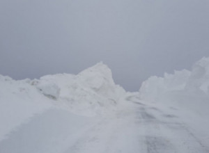 SNEŽNI NANOSI I DALJE BLOKIRAJU SRPSKU PLANINU Putari u svakodnevnoj borbi sa nametima visokim nekoliko metara, deonica Preko Brdo - Odvraćenica jedva prohodna (FOTO)