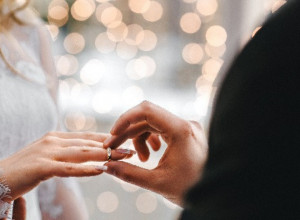 VEROVANJE U MOĆ I SIMBOLIKU PRSTENA U slučaju prevare, mladi spada prsten sa ruke