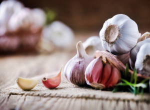 UBLAŽAVA PARKINSONOVU BOLEST I SKIDA CELULIT Evo kako da jedete beli luk kako biste se izlečili! (VIDEO)