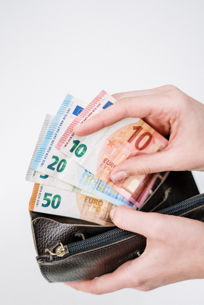 Nova pomoć države za dve grupe građana! Po 10.000 dinara dobiće preko 220.000 ljudi, a evo i kada će tačno leći na račun
