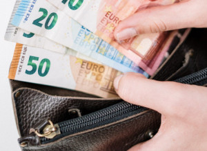 Nova pomoć države za dve grupe građana! Po 10.000 dinara dobiće preko 220.000 ljudi, a evo i kada će tačno leći na račun