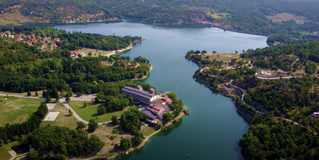 PRELEPA PRIRODA, KUPANJE U TOPLOJ VODI I RIBOLOV Borsko jezero je savršeno mesto za odmor