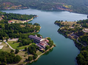 VEŠTAČKO JEZERO BISERNO ČISTE VODE Evo šta sve možete videti na ovom mestu (VIDEO/FOTO)