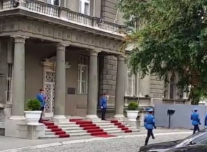 PLAVE UNIFORME U NAJBOLJEM SJAJU Počasna straža i njena smena na Andrićevom vencu (VIDEO)