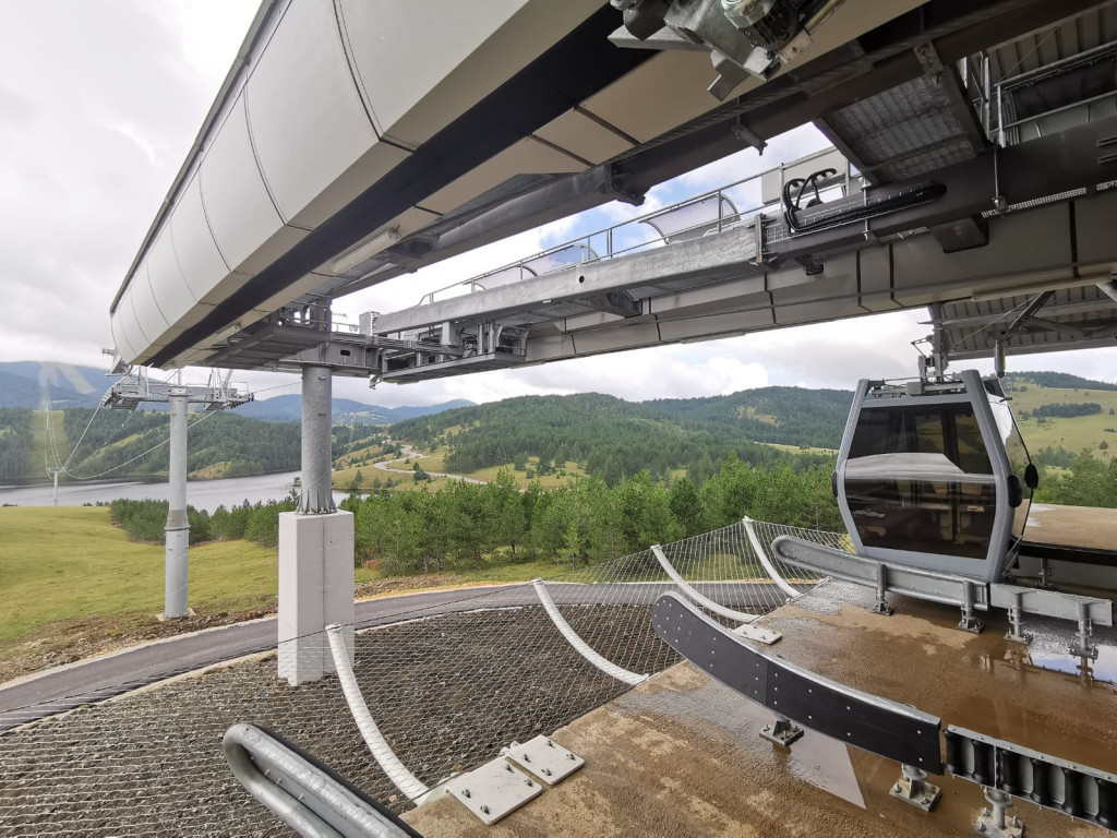 TURISTIČKA ATRAKCIJA KOJA ĆE VAS OSTAVITI BEZ DAHA  Za godinu dana prevezla 300 hiljada putnika, zbog ogromnog interesovanja dokupljuju se nove kabine (FOTO)