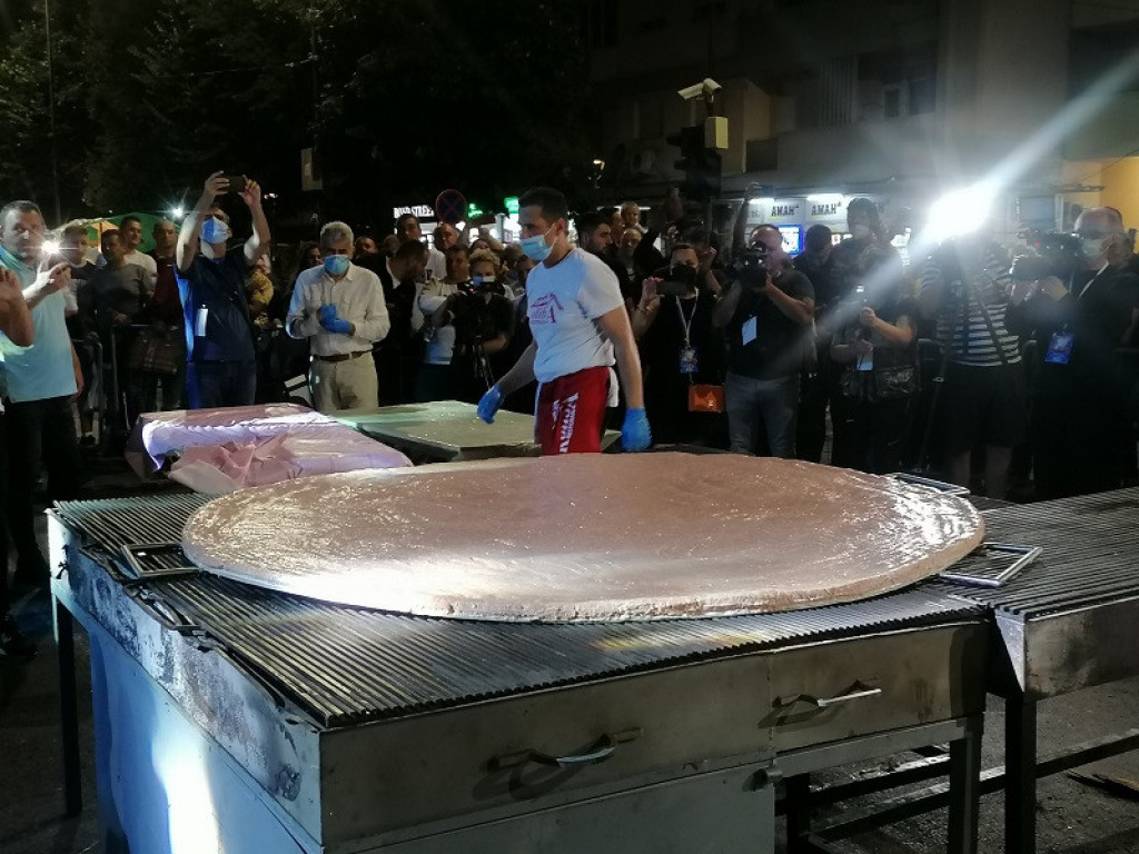 DOŽIVI TRADICIONALNU LESKOVAČKU ROŠTILJIJADU Sjajan muzički program i najveća pljeskavica na svetu