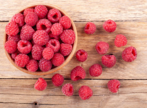 CRVENO ZLATO NAJSKUPLJE U ISTORIJI Za kilogram ovog voća očekuje se cena od 600 do 800 dinara ove sezone!