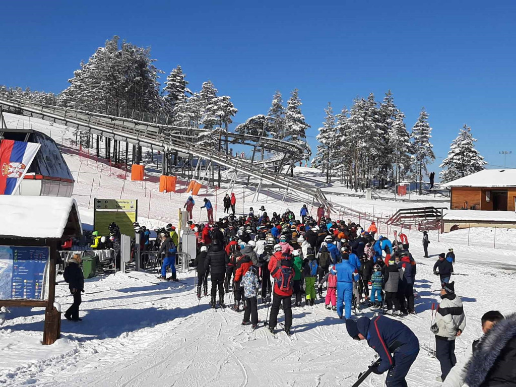 SRBI OBOŽAVAJU OVE PLANINE Zlatibor i Zlatar oborili sve rekorde posećenosti tokom praznika, gužve kao u jeku sezone (FOTO)
