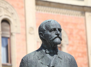 JOVAN JOVANOVIĆ ZMAJ Spomenik jednoj od najznačajnijih ličnosti srpske kulture i društva