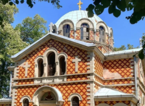 RUSKA ILI ŽUTA CRKVA  Spomenik jedne životne priče koja je pretočena u svetski književni klasik "Ana Karenjina"