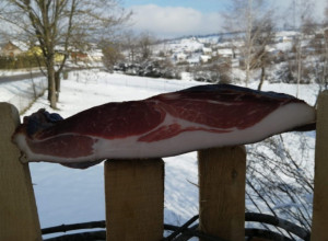 OVO SELO JE PRESTONICA SRPSKE PRŠUTE Porodica sa Mačkata mesečno proizvode čak 300 kilograma domaćih suvomesnatih prozvoda (FOTO)