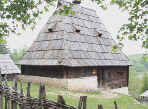 SVE SE ČINI DA SE MLADI VRATE NA SELO Za kuću i okućnicu država pomaže sa deset hiljada evra pomoći pri kupovini