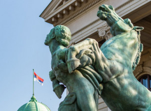 SKULPTURE "IGRALI SE KONJI VRANI" Prvobitna ideja bila su dva lava od bronze